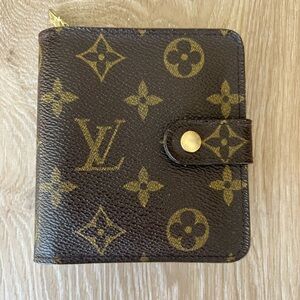 LOUIS VUITTON Authentic Monogram Compact Wallet